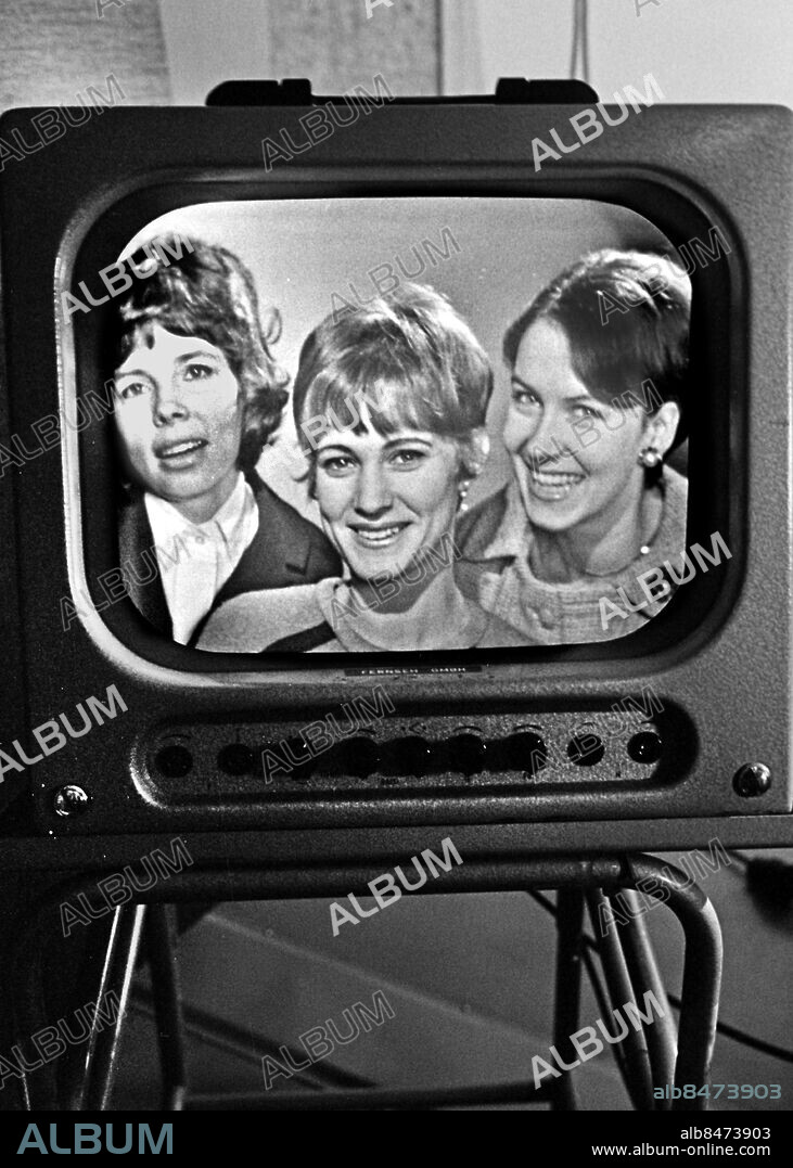 STOCKHOLM 1968-01-05. Tre nya TV-hallåor, från vänster Marianne Klöfversjö, Eva Höckert och Catrin Duclos, sedermera Catrin Jacobs.. Foto: Bo-Aje Mellin / RiR / SVT / Kod: 5600. Bild publ. i RiR 4/68.. RiR 18846 sv/v. Trio.