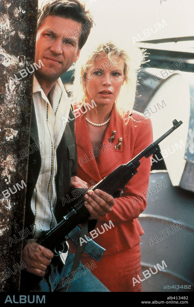JEFF BRIDGES and KIM BASINGER in NADINE, 1987, directed by ROBERT BENTON. Copyright TRI STAR PICTURES.