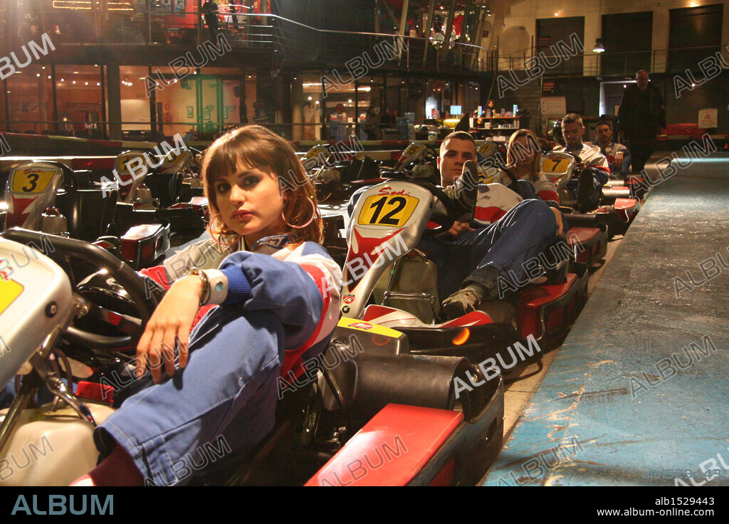 DANI MARTIN y VERONICA ECHEGUI en YO SOY LA JUANI, 2006, dirigida por JUAN JOSE BIGAS LUNA. Copyright TELEVISIO DE CATALUNYA (TV3).
