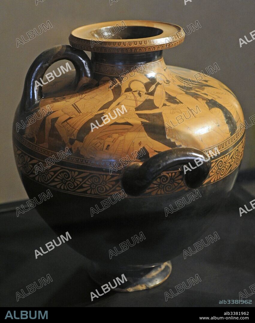 Hidria con la representación de Neoptólemo matando al rey de Troya Príamo. La palma de Apolo está doblada. Hecha en Atenas. Procedente de Nola. Colección Vivenzio. Pintor de Kleophrades. 480 a. C. Cerámica. Museo Arqueológico Nacional. Nápoles. Italia. Neoptolemus kills the Trojan king Priam. The palm of Apollo bends over. Hydria made in Athens. From Nola. Vivenzio Collection. Kleophrades Painter. 480 BC. Pottery. National Archaeological Museum. Naples. Italy.