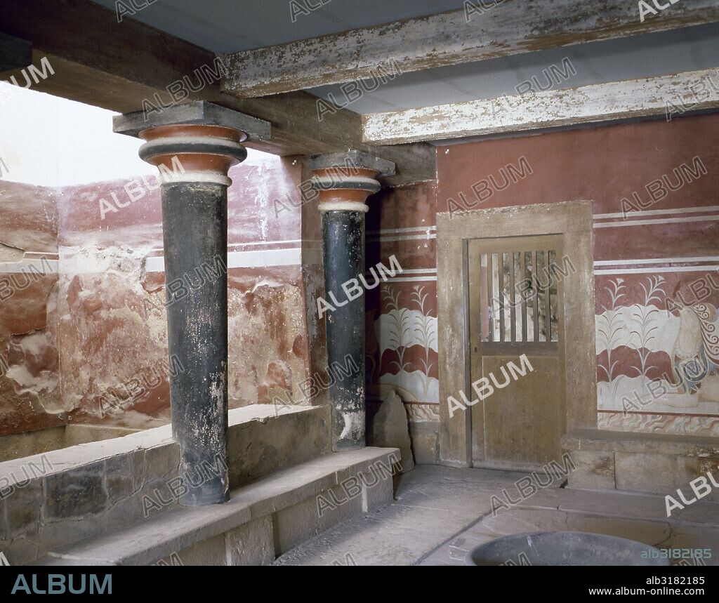 PALACIO DE KNOSSOS (1700-1450 a. C.). Vista parcial de la SALA DEL TRONO (ala occidental), que corresponde a la stapa de dominio micénico. Todas sus paredes se encuentran decoradas con frescos que representan un paisaje de plantas y rocas con grifones. CRETA. Grecia.