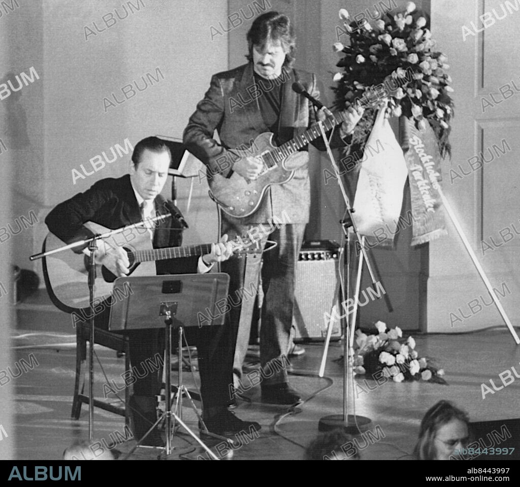 GÖTEBORG 1987.. Sångaren Totta Näslund med Rolf Wikström spelar på Cornelis Vreeswijks begravning. Foto: Leif Blom / Kamerareportage / TT / Kod: 2524.