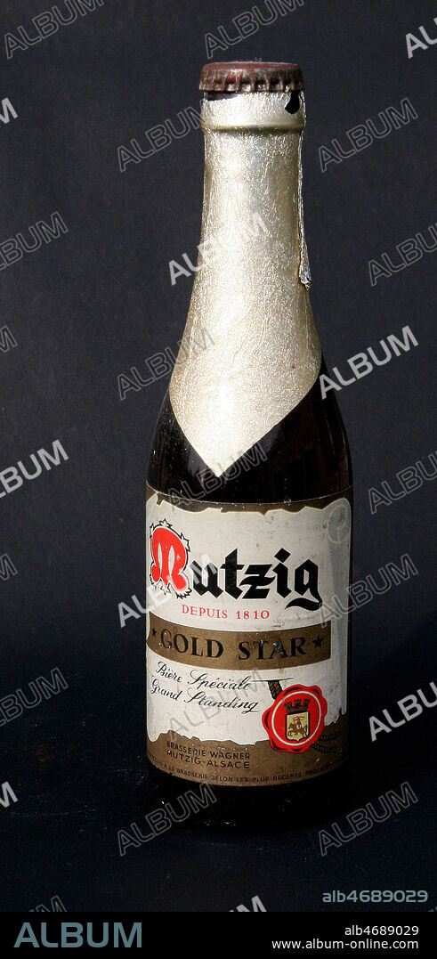 Bouteille de biere Mutzig vers 1960. Credit : Coll. ELZINGRE/Kharbine-Tapabor.
