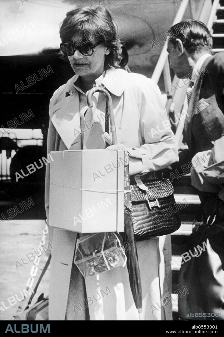 Orig. bildtext... Greta Garbo kom till stan i sällskap med sin finansielle agent George Schlee. Garbo stannar några dar i Paris och fortsätter sedan till Sverige. Här ses den gudomliga, som vanligt incognito i mörka glasögon vid ankomsten till Orly-flygfältet. Anm. Solglasögon Bagage Resenärer persons: Greta Garbo sites: FRANKRIKE ;PARIS ;SVERIGE*.