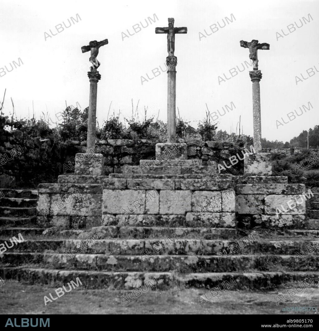 1960. Calvary of the Beade church that belonged to the Templars and then to the order of Saint John on the banks of Avia (Orense).