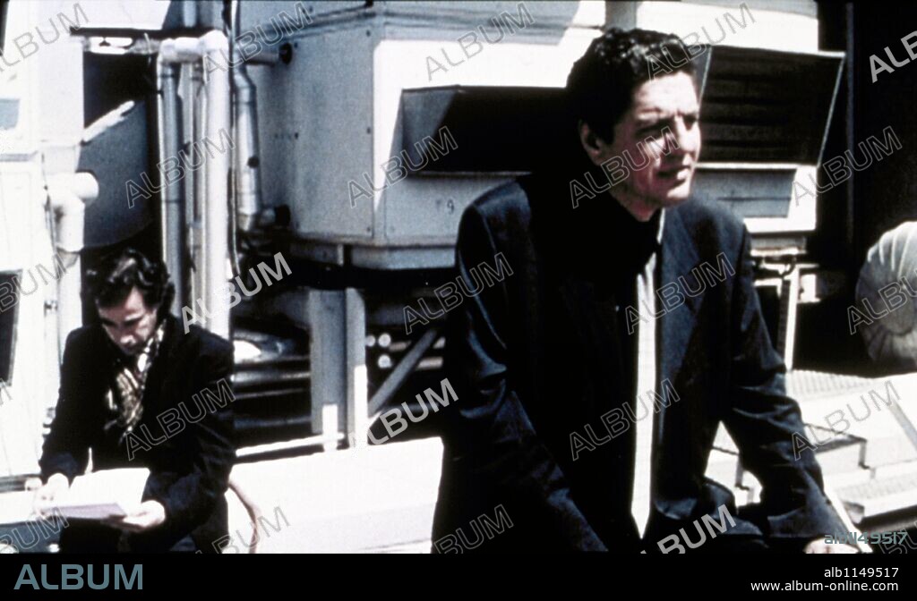 ANTONIO DECHENT y EDUARD FERNANDEZ en SMOKING ROOM, 2002, dirigida por JULIO D. WALLOVITS y ROGER GUAL. Copyright EL SINDICATO/OVIDEO TV S.A./PLANETA 2010/SMOKING ROOM SL.
