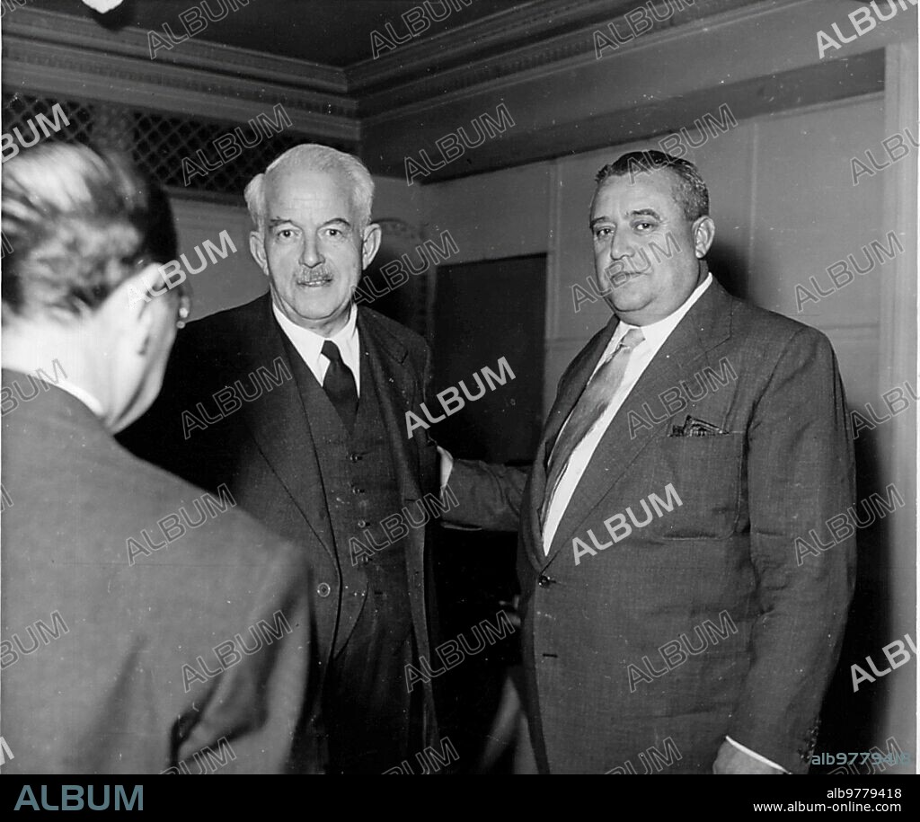 1953. The writer Edgar Neville with the Count of Casa Rojas.