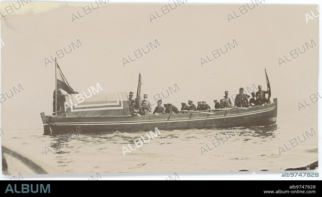 La Coruña, 28/08/1895.  Guerra de Cuba. Embarque de tropas del batallón de cazadores de Reus en el vapor Reina Cristina. En la imagen, jefes y oficiales en una barcaza.