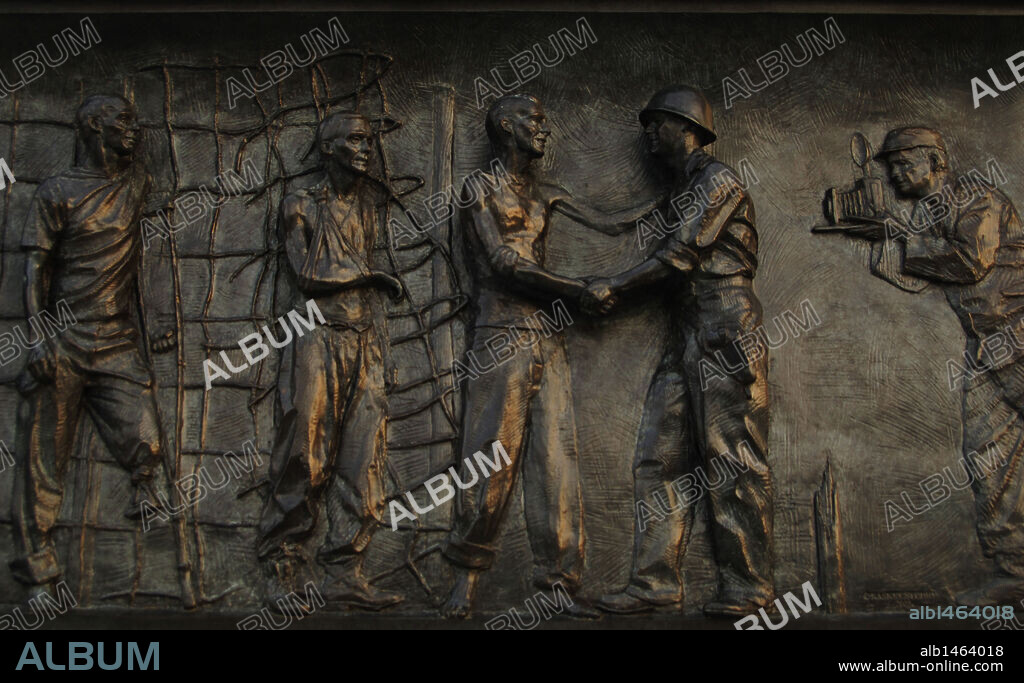 SEGUNDA GUERRA MUNDIAL (1939-1945). MEMORIAL DE LA II GUERRA MUNDIAL. Detalle de un RELIEVE con la REPRESENTACION DE LA LIBERACION DE PRISIONEROS DE LOS CAMPOS DE CONCENTRACION. S. XX. Washington DC. Distrito de Columbia. Estados Unidos.