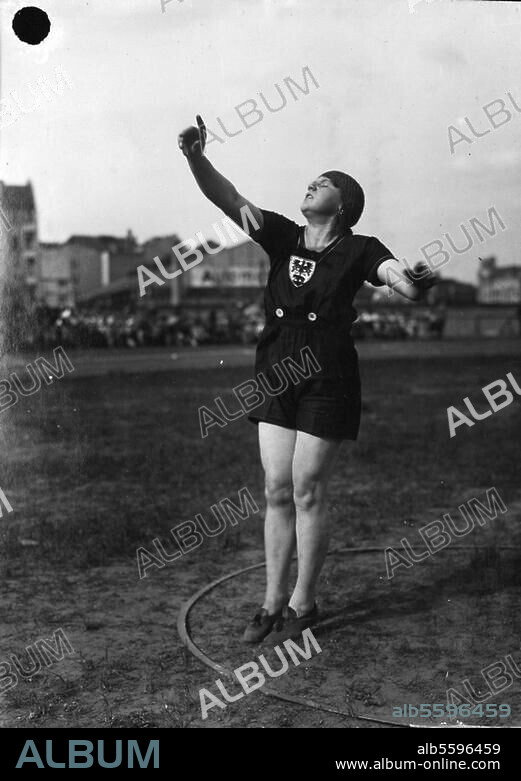 Sport:. Kugelstoßen. Berlin, 18. Mai 1924; Frauensportfest des V.B.A.V.: Fräulein Maeder (S.C.Bernau), Siegerin im Kugelstoßen mit 8,01 m. Foto.