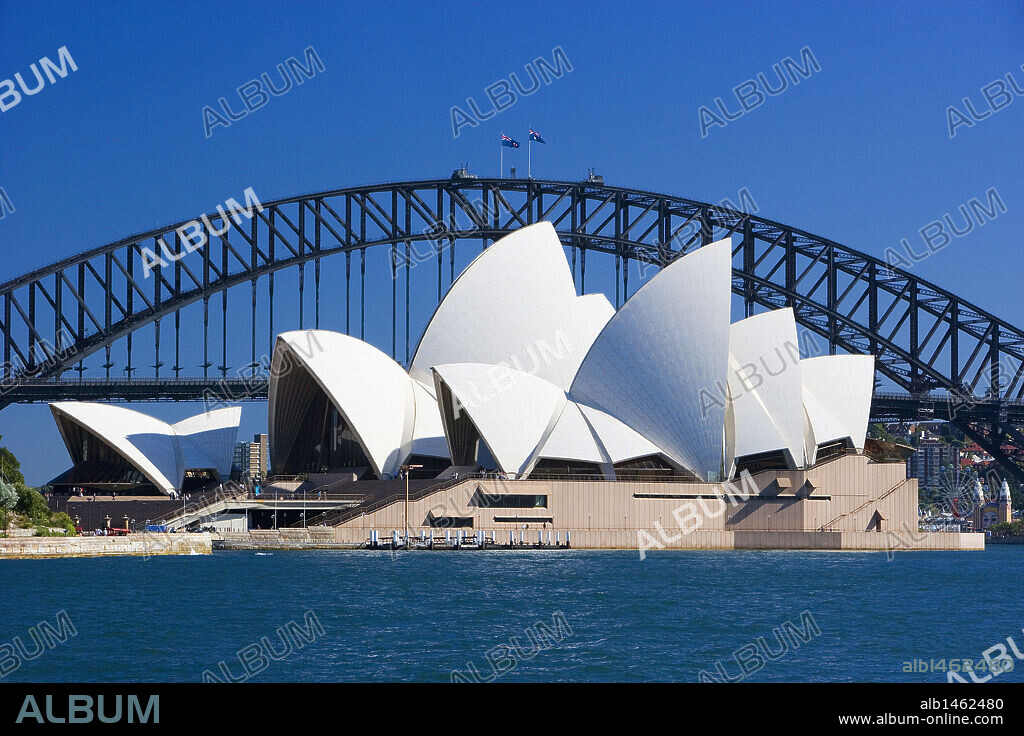 AUSTRALIA. SIDNEY. Vista de la "OPERA HOUSE" (TEATRO DE LA OPERA) proyectada por Jörn UTZON en 1956. Tras ella, el "HARBOUR BRIDGE". Nueva Gales del Sur.