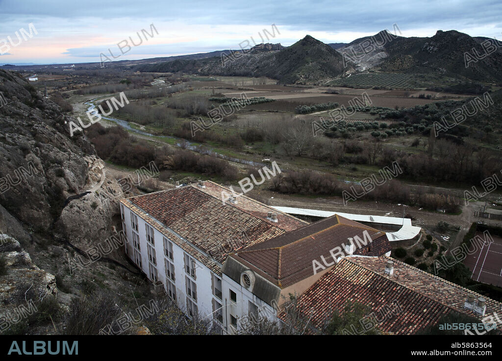 Baños de Fitero; Balneario y vistas al valle del río Alhama.