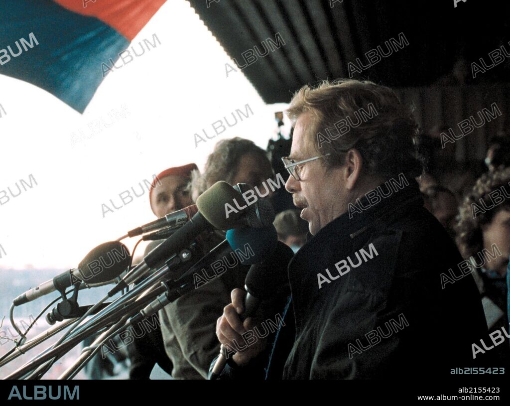 Dissident Playwright Vaclav Havel Addresses A Rally At Letna Plain In Prague, Czechoslovakia On November 25Th,1989. More Than 500,000 People Gathered There To Protest Against Communist Regime In Czechoslovakia.  (Photo by: Sovfoto/UIG via Getty Images).