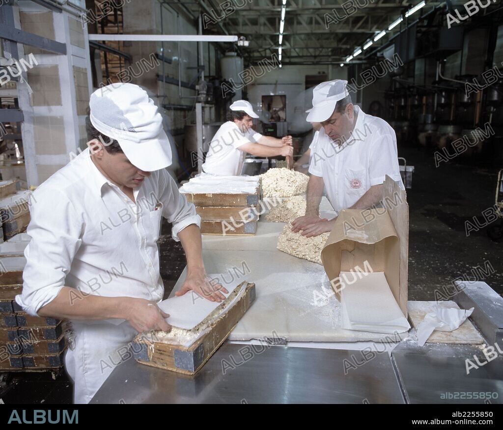 ALICANTE. JIJONA. FABRICA DE TURRON. PROCESO DE ELABORACION DEL TURRON.