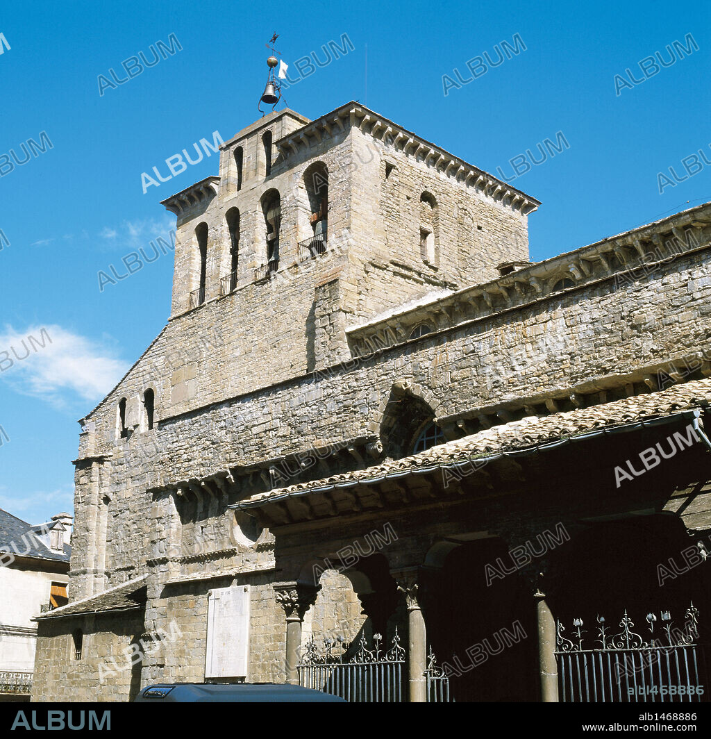 ARTE ROMANICO. ESPAÑA. CATEDRAL DE JACA. Uno de los monumentos románicos más importantes del país. Fue construida bajo el reinado de Ramiro I, entre 1040-1076. Detalle del exterior del templo, con el campanario románico de planta cuadrada. Jaca. Provincia de Huesca. Aragón.