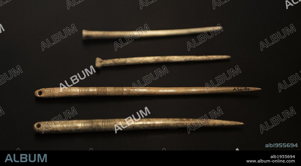 ARTE PREHISTORIA. ARTE. NEOLITICO. Objetos de hueso. Procedentes de tumbas y sedimentos de un lago. Museo Nacional. Copenhague. Dinamarca. Europa.