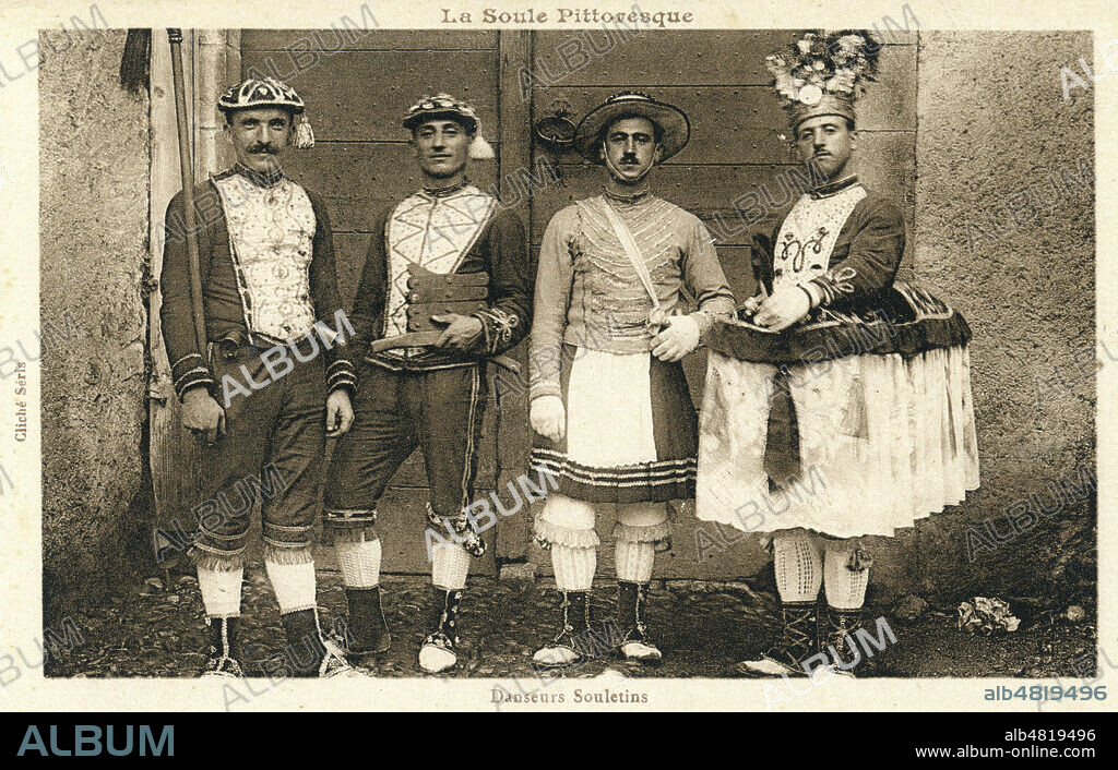 'La Soule pittresque : danseurs souletins' dont un zamalzain.Composee de nombreux personnages la mascarade souletine passe de village en village au mois de janvier. Un des personnages les plus attendu est l'Homme cheval, zamalzaina. Carte postale vers 1910. Credit : IM/KHARBINE-TAPABOR.