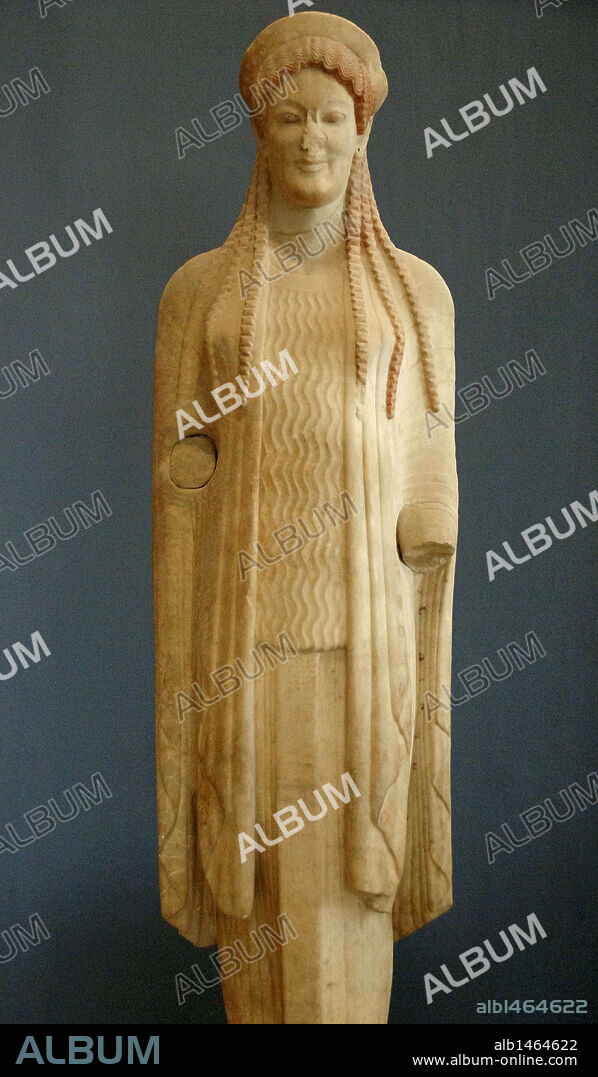 ARTE GRIEGO. S. VI A. C. GRECIA. Estatua de una KORE en mármol pentélico. Fechada hacia el 520 a. C. Museo de la Acrópolis. Atenas. Grecia.