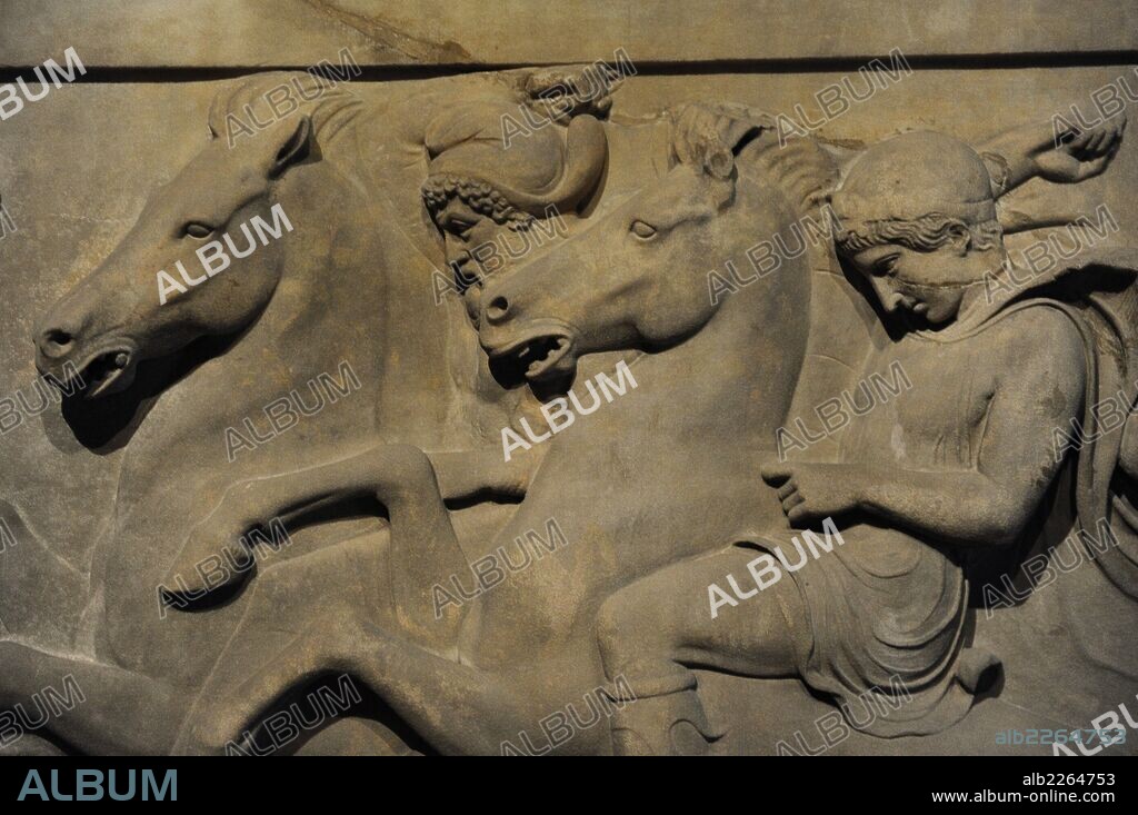 ARTE. SIDON. ANTIGUO LIBANO. FENICIOS. SARCOFAGO LICIO (fines s. V a. C.). Arca realizada en mármol de Paros. Procede de la necrópolis de Sidón (Sayda, Líbano). Los reyes de Sidón encargaban los trabajos a artesanos varios (egipcios, licios, griegos...). Este sarcófago es una mezcla de estilo del Peloponeso y estilo tradicional licio de Anatolia. Detalle relieves. Museo Arqueológico. Estambul.