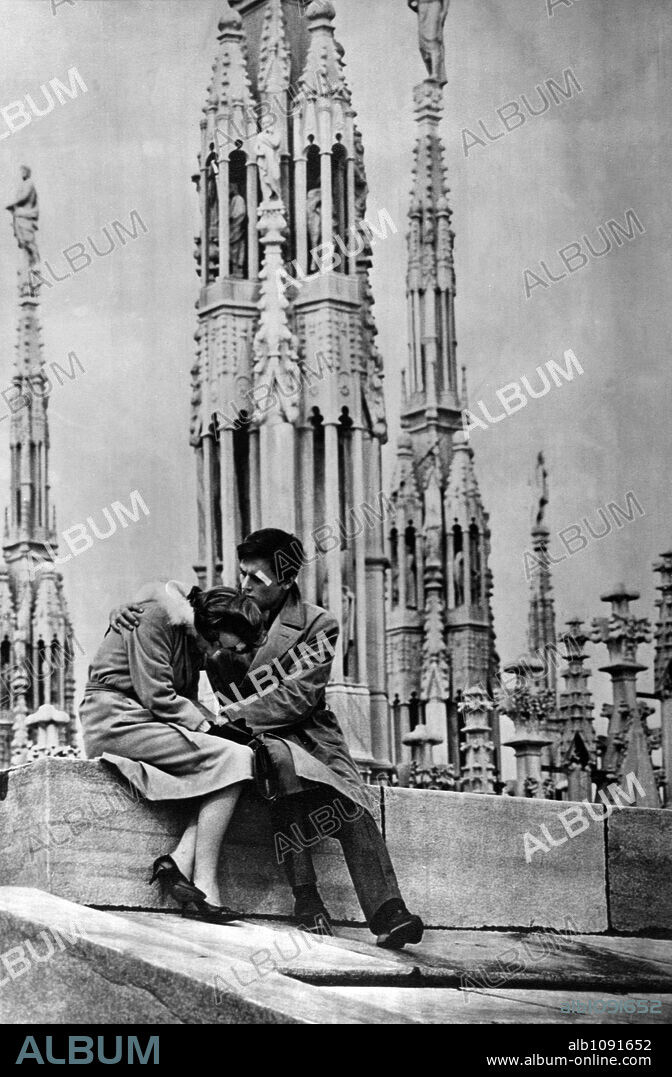 ALAIN DELON and ANNIE GIRARDOT in ROCCO AND HIS BROTHERS, 1960 (ROCCO E I SUOI FRATELLI), directed by LUCHINO VISCONTI. Copyright TITANUS/LES FILMS MARCEAU.