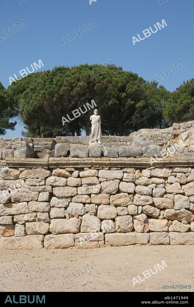 ARTE GRIEGO. ESPAÑA. Estatua del dios de la medicina Asclepio (el Esculapio romano) en la NEAPOLIS GRIEGA, conocida con el nombre de EMPORION. Fue fundada en el 575 a. C. EMPURIES. Provincia de Girona. Comarca del Alt Empordà. Cataluña.