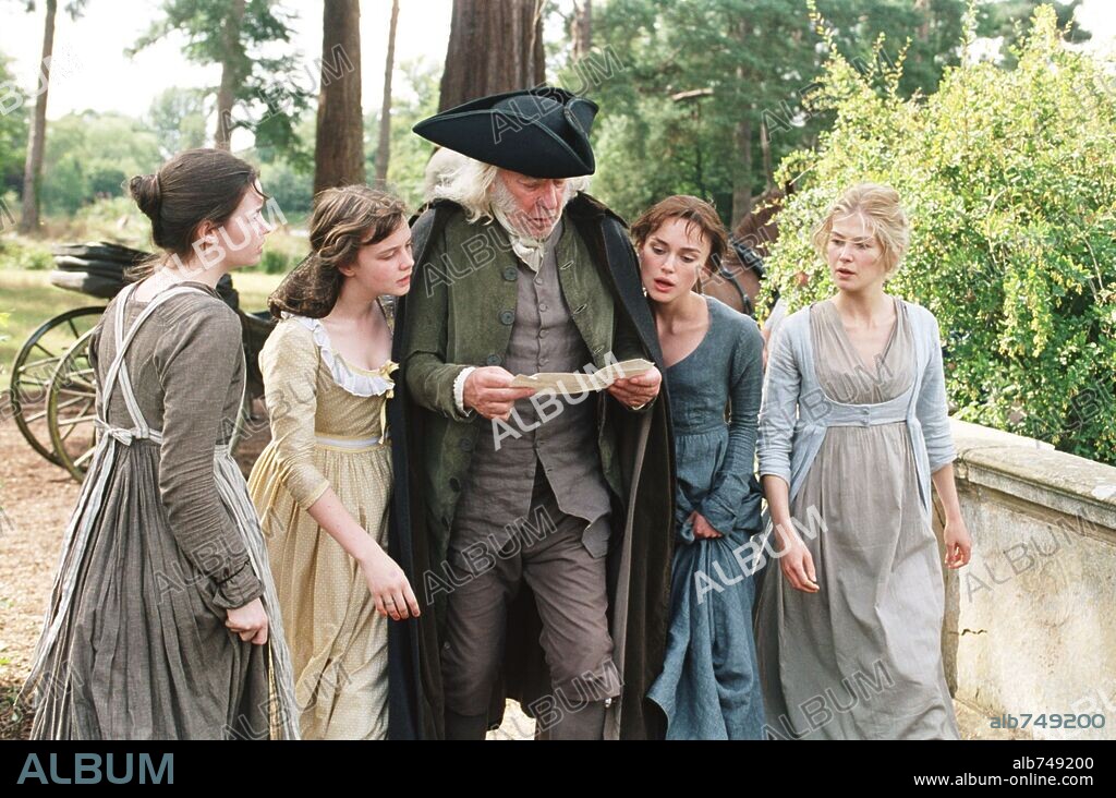 CAREY MULLIGAN, DONALD SUTHERLAND, KEIRA KNIGHTLEY, ROSAMUND PIKE and TALULAH RILEY in PRIDE & PREJUDICE, 2005, directed by JOE WRIGHT. Copyright UNIVERSAL PICTURES / BAILEY, ALEX.