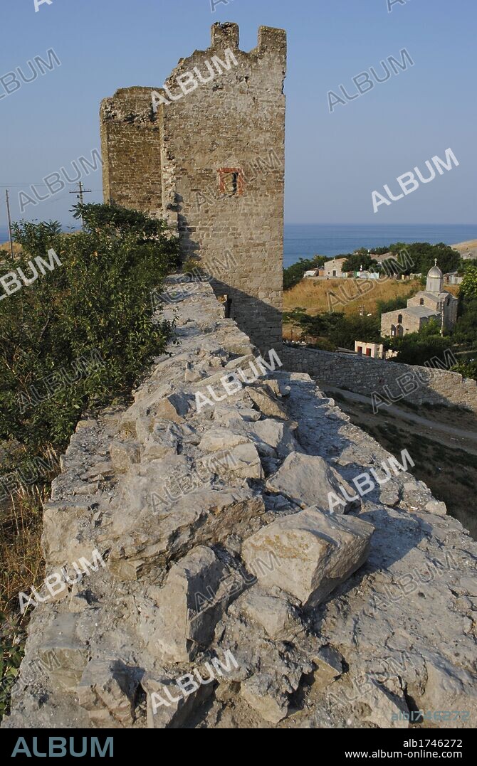 UCRANIA. REPUBLICA AUTONOMA DE CRIMEA. TEODOSIA o FEODOSIA. Ciudad a orillas del Mar Negro. Vista de la antigua fortaleza genovesa edificada en el siglo XIV, durante el dominio comercial italiano. Europa Oriental.