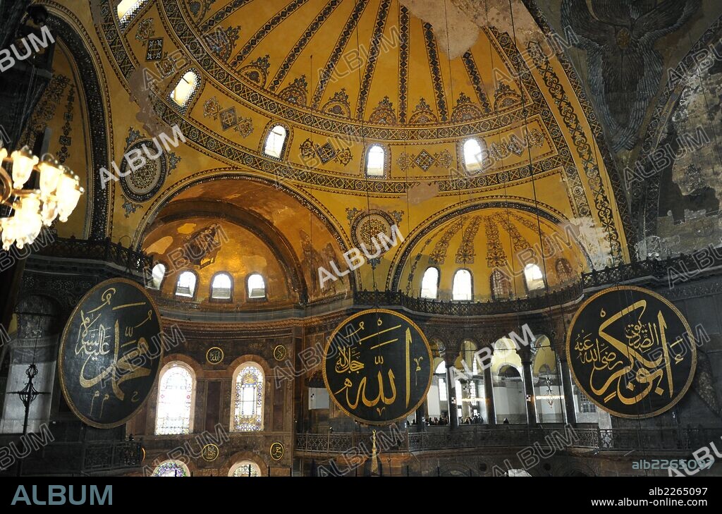 ARTE BIZANTINO. SANTA SOFIA (s. VI-VII). Construida por los arquitectos ANTEMIO DE TRALLES e ISIDORO DE MILETO entre 532 y 537. Posteriormente fue convertida en mezquita. Panorámica del interior. ESTAMBUL. Turquía.