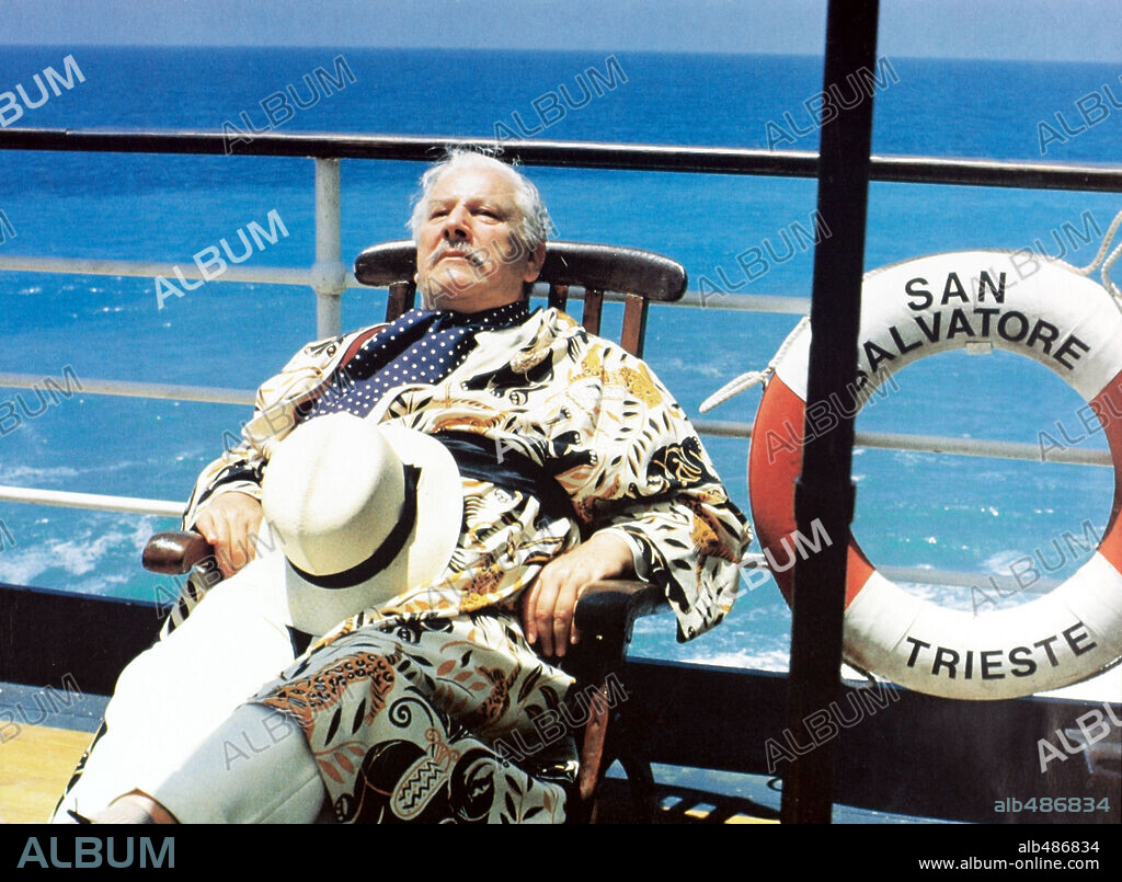 Sir Peter Ustinov. PETER USTINOV en CITA CON LA MUERTE, 1988 (APPOINTMENT WITH DEATH), dirigida por MICHAEL WINNER. Copyright CANNON FILMS.