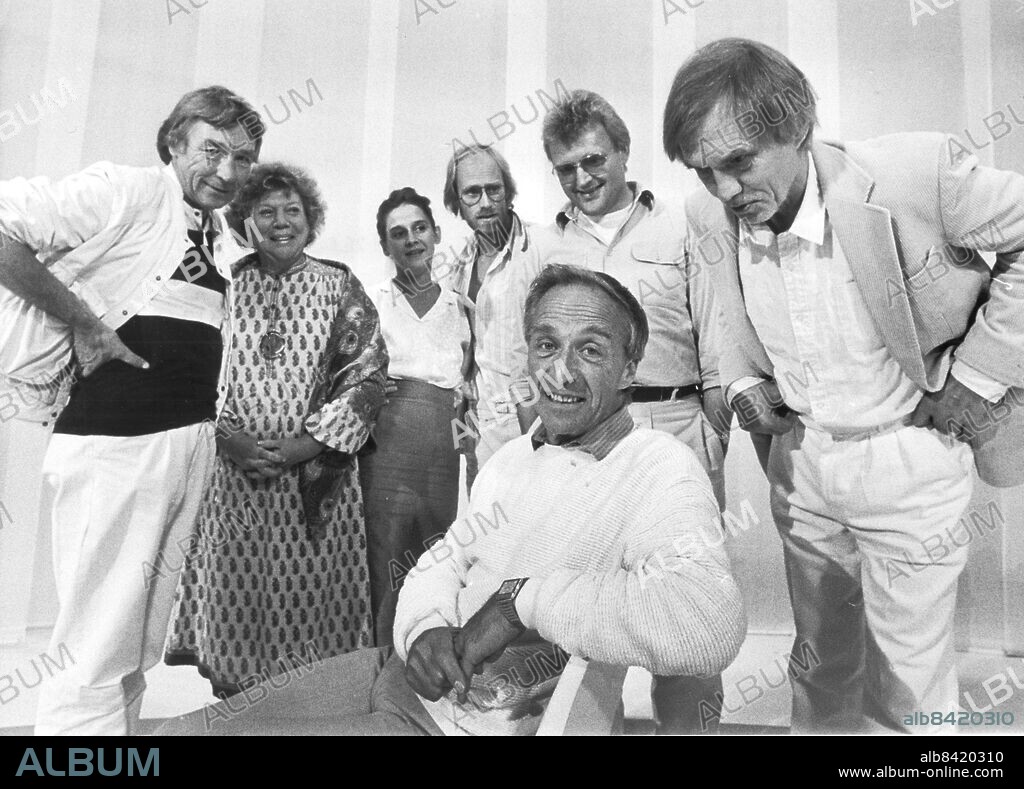 Göteborg 1986-08-25 - Regissören och teaterchefen Jackie Söderman omgiven av från vänster bland andra Halvar Björk - Irma Christensson - Maria Fahl - Thomas Nystedt och längst till höger Per Oscarsson - *** Local Caption *** GP Foto: Anders Hofgren. KAMERAREPORTAGE.