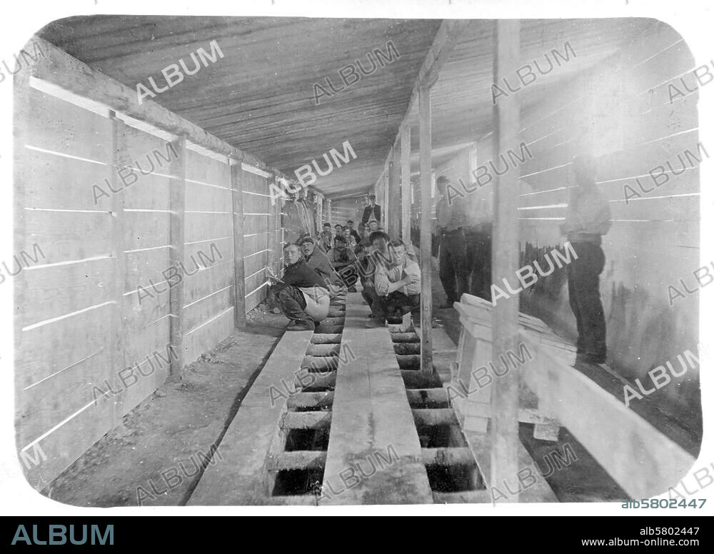 Geschichte / Erster Weltkrieg 1914-18 /. Kriegsgefangene. Lager für französische Kriegsgefangene bei Würzburg (Deutschland): Blick in eine Latrine. Foto, undat. Aus einem Fotoalbum. Berlin, Sammlung Archiv für Kunst und Geschichte.