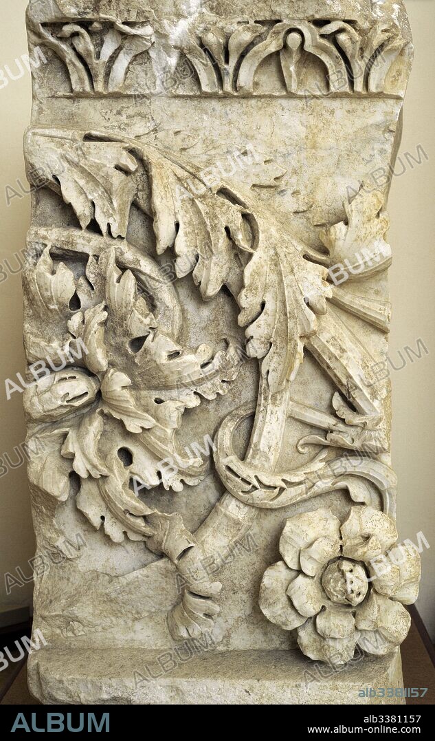 Fragmento de friso. Foro Provincial. Siglo I d. C. Mármol de Luni-Carrara. Decorado con guirnaldas, cintas y una patera umbilicata. Tarragona. Museo Nacional Arqueológico. Tarragona, Cataluña, España. Fragments of frieze. Piece from the Provincial Forum of Tarraco. Marble of Luni-Carrara. Decorated with garlands, ribbons and an patera umbilicata. 1st century ADNational Archaeological Museum. Tarragona. Catalonia, Spain.