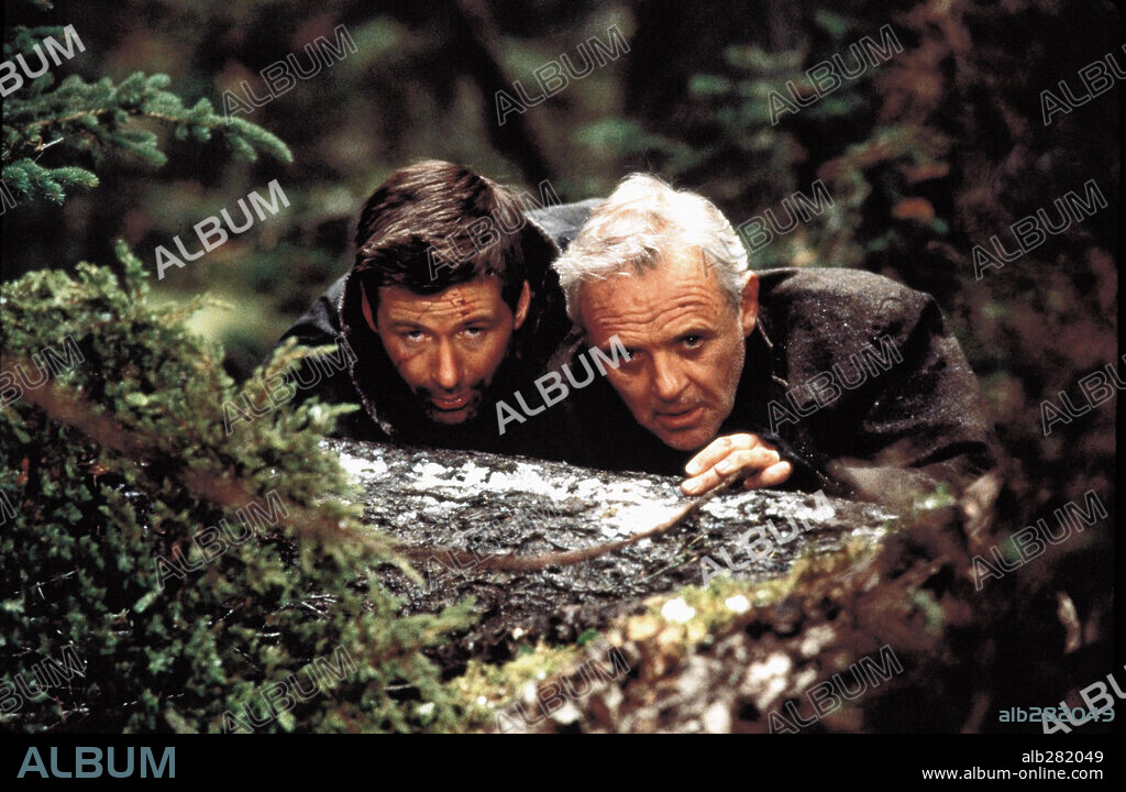 ALEC BALDWIN y ANTHONY HOPKINS en EL DESAFÍO, 1997 (THE EDGE), dirigida por LEE TAMAHORI. Copyright 20TH CENTURY FOX / LEDERER, JOE.