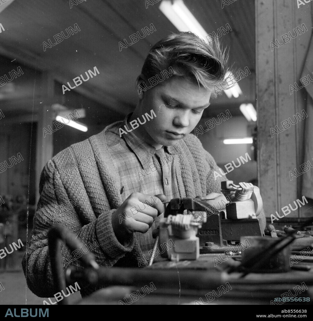 Göteborg - mars 1956 - Modellbåtar tillverkas här på Sverres fartygsvarv på Hisingen - detat skepp heter Finland och vi är på Sjöfartsmuseet - *** Local Caption *** TC-I33. THURE CHRISTIANSSON.