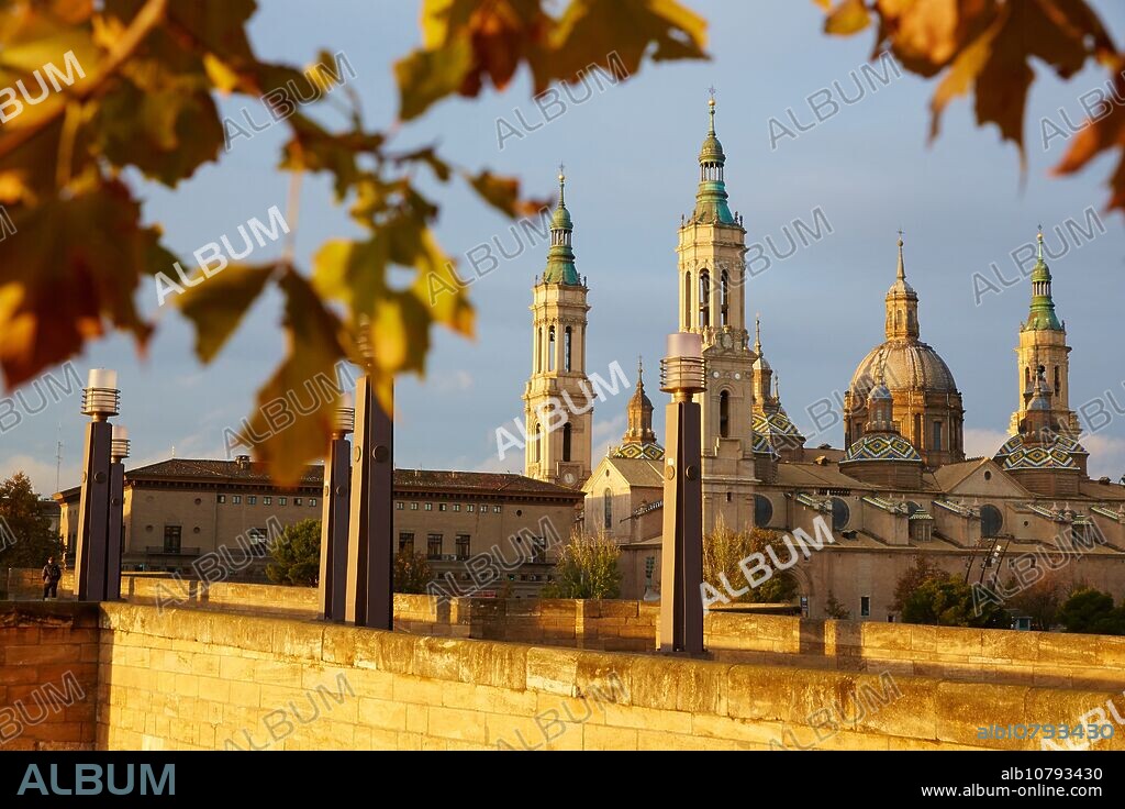 Basilica of Nuestra Señora del Pilar, Puente de Piedra bridge over Ebro river, Zaragoza. Aragón, Spain.