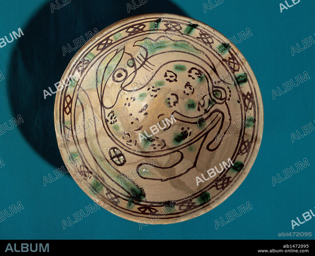 ARTE GOTICO. ESPAÑA. CERAMICA CATALANA. SIGLOS XIII-XVI. Serie medieval y renacentista. " PLATO DE CERAMICA CON DECORACION ZOOMORFA EN VERDE Y MANGANESO". Llamada CERAMICA MANRESANA. Museo Comarcal de Manresa. Provincia de Barcelona. Cataluña.