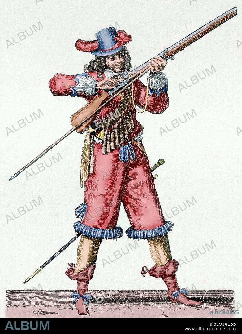 EJERCITOS SIGLO XVIII. FRANCIA. MOSQUETERO de la INFANTERIA de Luís XIV SOPLANDO LA MECHA DEL MOSQUETE. Grabado coloreado.
