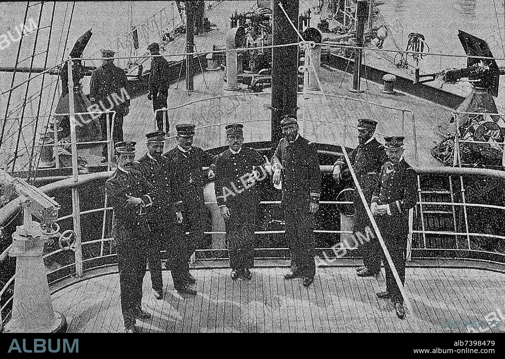 OFICIALES DEL CRUCERO CRISTOBAL COLON EN LA CUBIERTA, 1898.