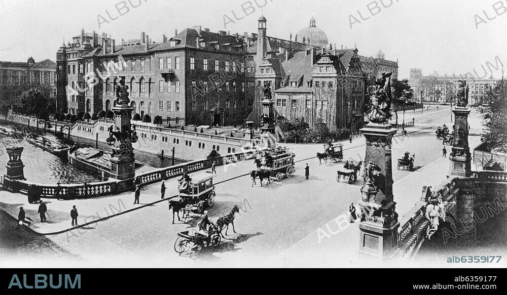 Berlin-Mitte, Berliner Schloss (Stadtschloss). Ansicht von Nordost mit Kaiser-Wilhelm-Brücke. Fotopostkarte, um 1900.