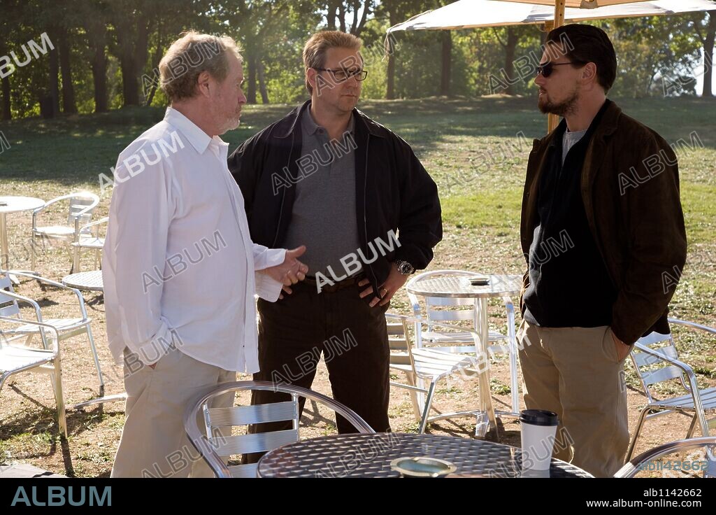Leonardo DiCaprio, RIDLEY SCOTT and RUSSELL CROWE in BODY OF LIES, 2008, directed by RIDLEY SCOTT. Copyright DE LINE PICTURES/SCOTT FREE PRODUCTIONS / DUHAMEL, FRANÇOIS.