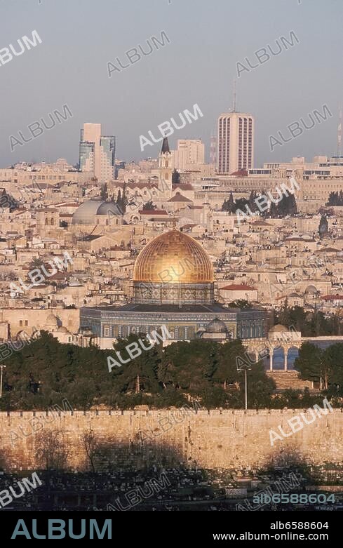 Jerusalem / Jeruschalajim (Israel), Tempelberg / Haram esh-Sharif, Felsendom / Qubbet es-Sakhra (erb. 688-91 unter dem Omaijadenkalifen Abd al-Malik; Kuppel 1318; Fliesenverkleidung unter Süleyman dem Prächtigen 1561). /-Ansicht von Osten: Blick vom Ölberg über das Kidrontal auf den Felsendom.-/ Foto, 2000.