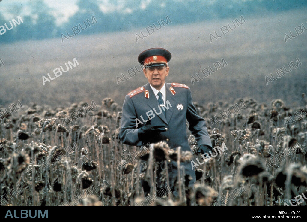 DONALD SUTHERLAND en CIUDADANO X, 1995 (CITIZEN X), dirigida por CHRIS GEROLMO. Copyright ASYLUM FILMS/CITADEL ENTERTAIMENT.