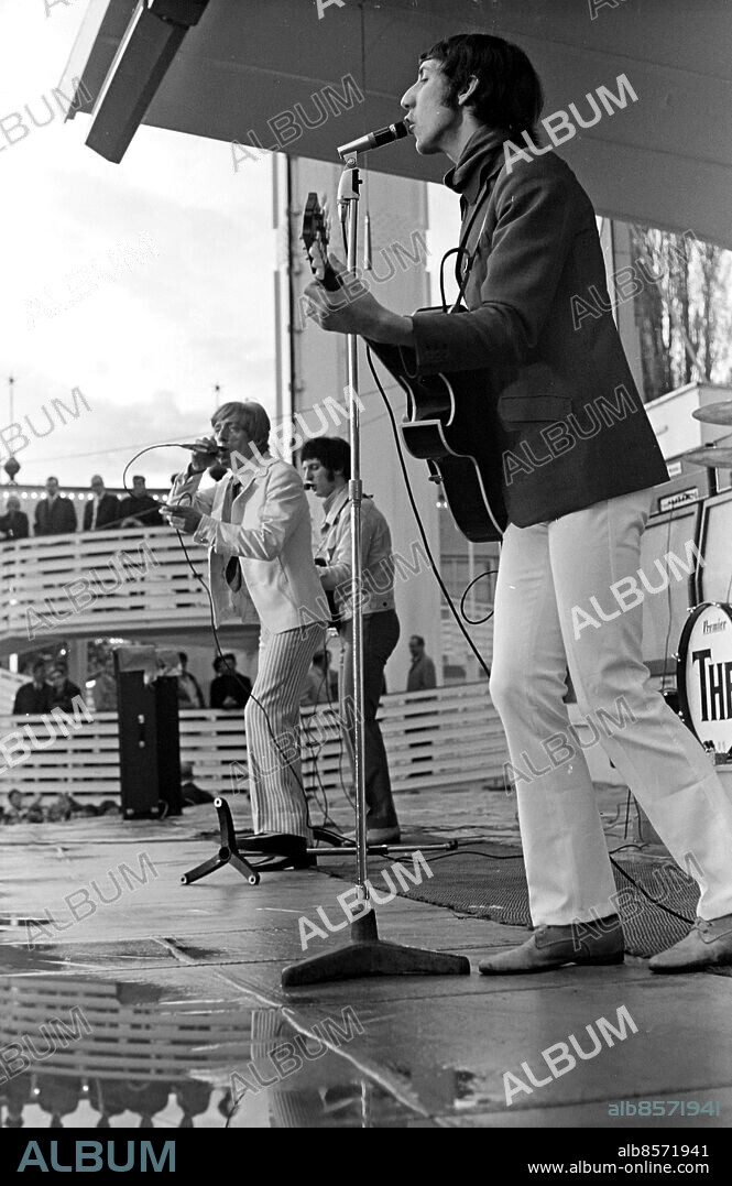 STOCKHOLM 19660602. Engelska popbandet the Who spelar på Gröna Lunds stora scen. I förgrunden gitarristen och låtskrivaren Pete Townshend, sångaren Roger Daltrey och i bakgrunden basisten John Entwistle. Foto: Per Kagrell / EXP / TT / kod 26. ** AFTONBLADET OUT **.