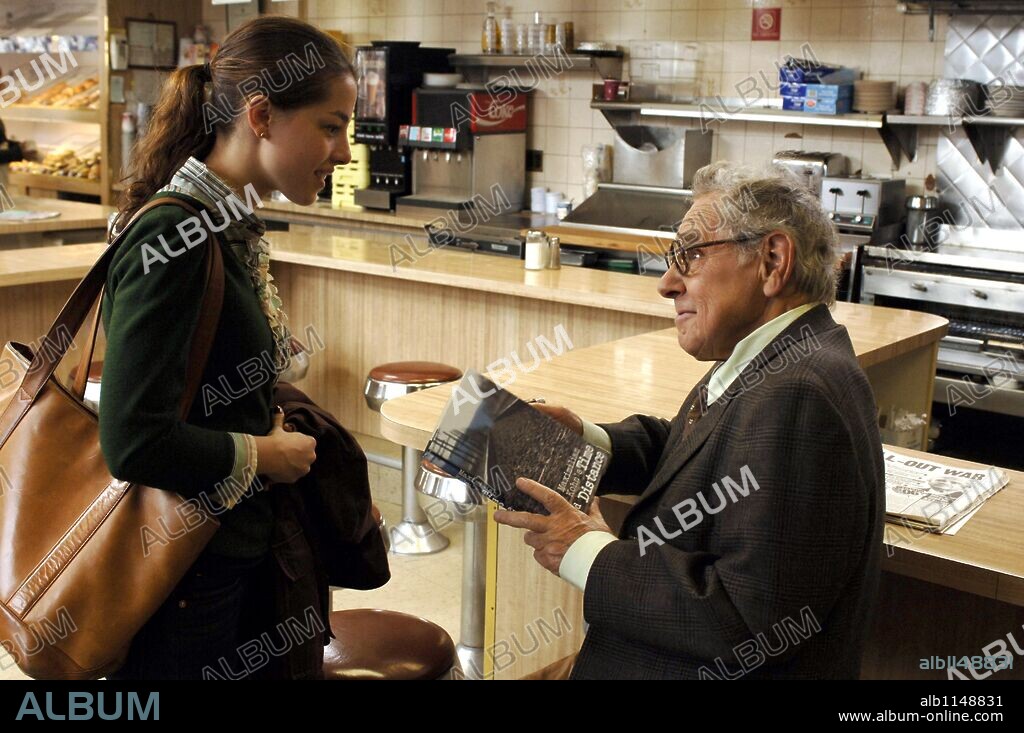 OLIVIA THIRLBY y OTTO TAUSIG en LOVE COMES LATELY, 2007, dirigida por JAN SCHUTTE. Copyright ZERI FICTION FILM/DOR FILM PRODUKTIONSGESELLSCHAFT.