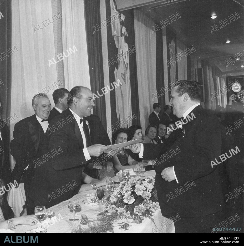 1958. El Conde de Foxá Recibe de Manos del ministro secretario general del movimiento y delegado nacional de Sindicatos, señor Solís, el premio Concedido al documental Cinematográfico "Goya, una vida Apasionada", de cuyo guión era Autor.