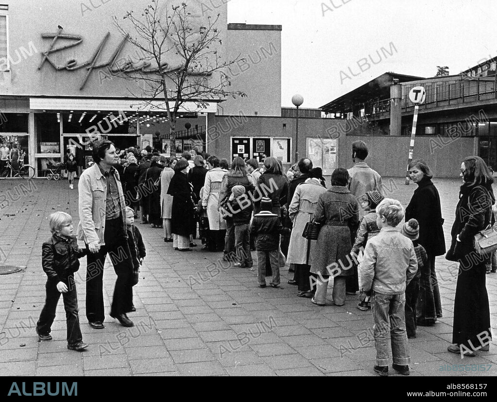 Stockholm 1977-10-23. Biograf Reflexen i Kärrtorp. På gamla SF-bion Reflexen kan Kärrtorpsborna numera se teater. Det är TUR-teatern och Skarpnäcks kulturkommitté som står bakom verksamheten, Här ringlar sig kön en söndagseftermiddag till en extraföreställning av clownerna Wallbom och Boman.. Foto: Arne Jönsson / DN / TT / Kod: 35. ** SvD OUT **.