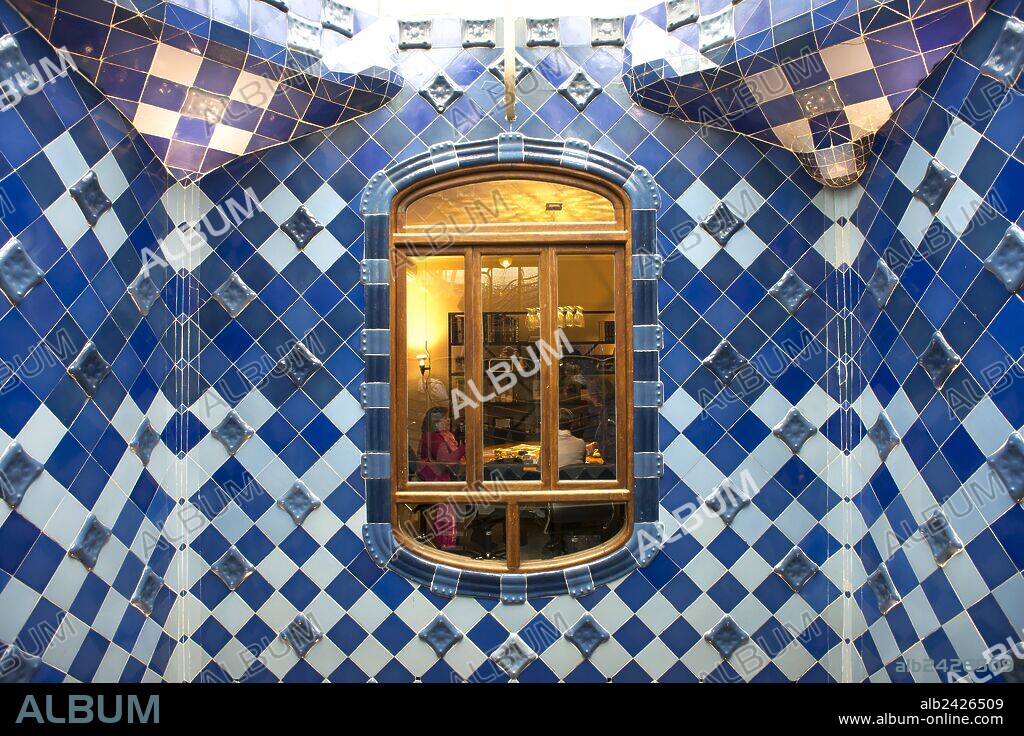 ANTONI GAUDÍ y JOSEP MARIA JUJOL I GIBERT. CASA BATLLO. PATIO INTERIOR.
