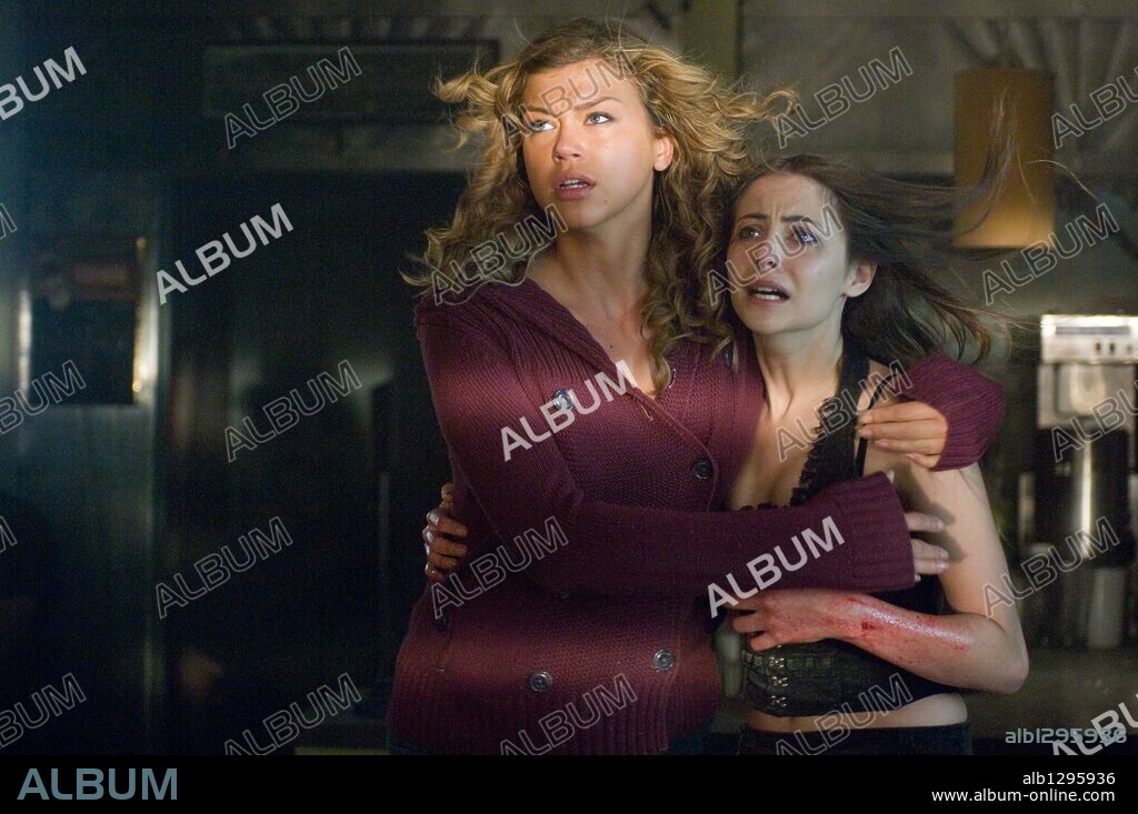 ADRIANNE PALICKI et WILLA HOLLAND dans LEGION, 2010, réalisé par SCOTT STEWART. Copyright BOLD FILMS.