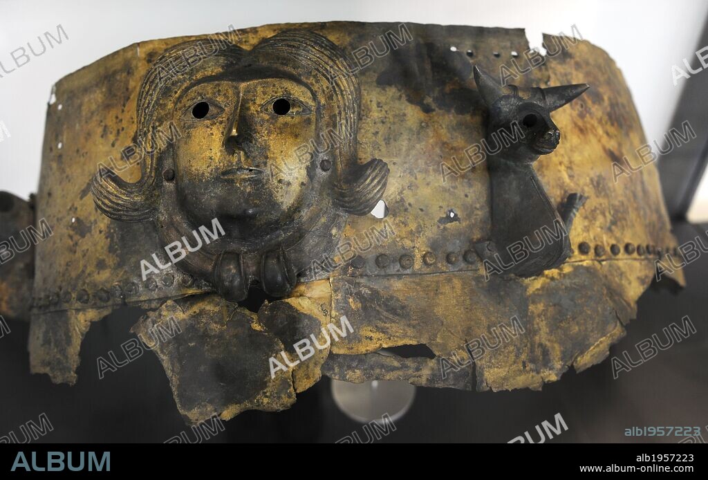 ARTE. ANTIGUO. NORTE DE EUROPA. Caldero de placas de bronce martilleadas y remachadas. El exterior de la caldera está decorado con cabezas de toro y cabeza de una diosa con un gran anillo alrededor de su cuello. Realizado por artesanos celtas en el centro de Europa, siglo I a. C. Colocado en un pantano de la isla de Fionia (Dinamarca), como ofrenda votiva. Museo Nacional. Copenhague. Dinamarca. Norte Europa.