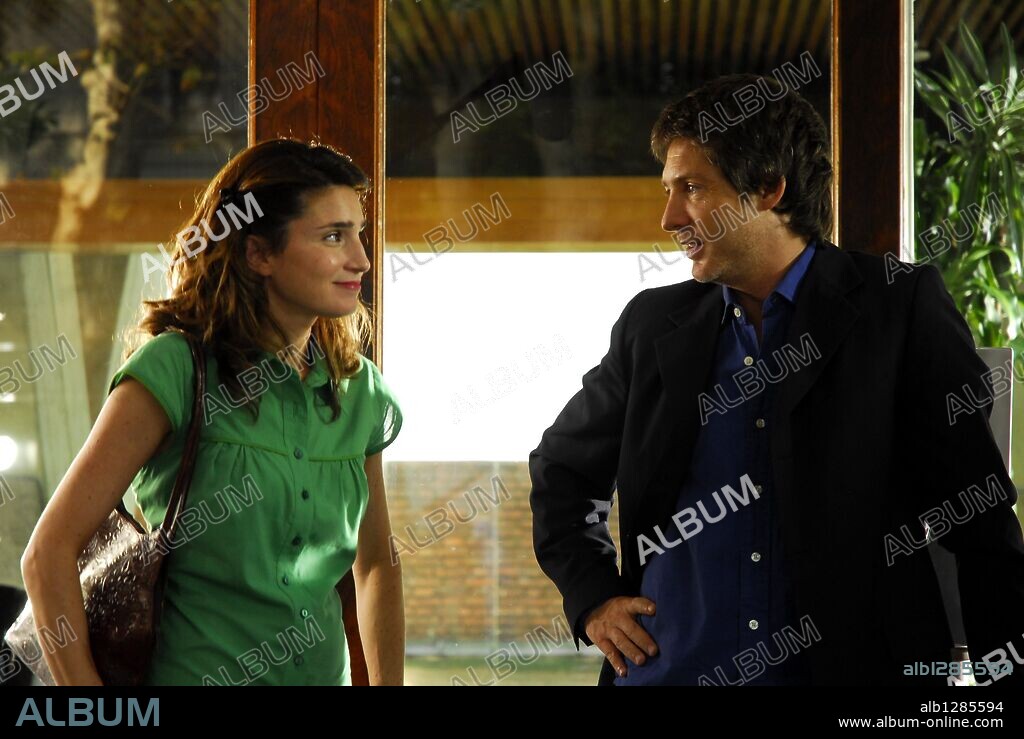 ADRIAN SUAR y VALERIA BERTUCCELLI en UN NOVIO PARA MI MUJER, 2008, dirigida por JUAN TARATUTO. Copyright PATAGONIK FILM GROUP.